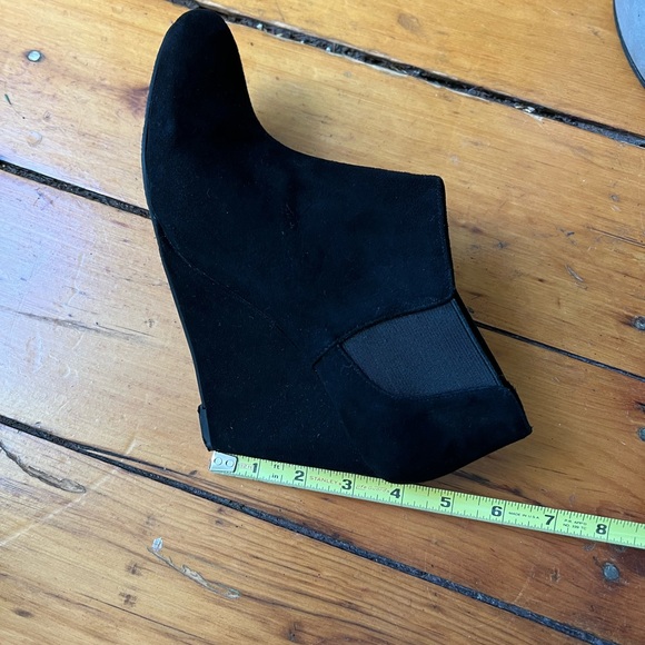 Size 9.5 but I’m usually a 10 and they fit perfectly. 3-3.5” heel. Barely worn. - Picture 6 of 6